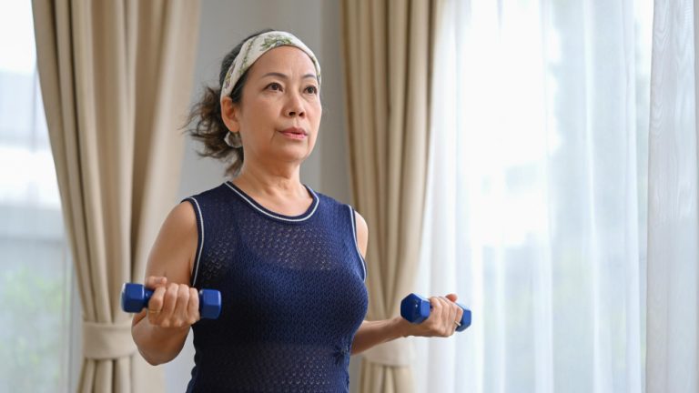 40대 중년 여성 덤벨 근력 운동 — 갱년기 근감소증 예방 저항성 운동