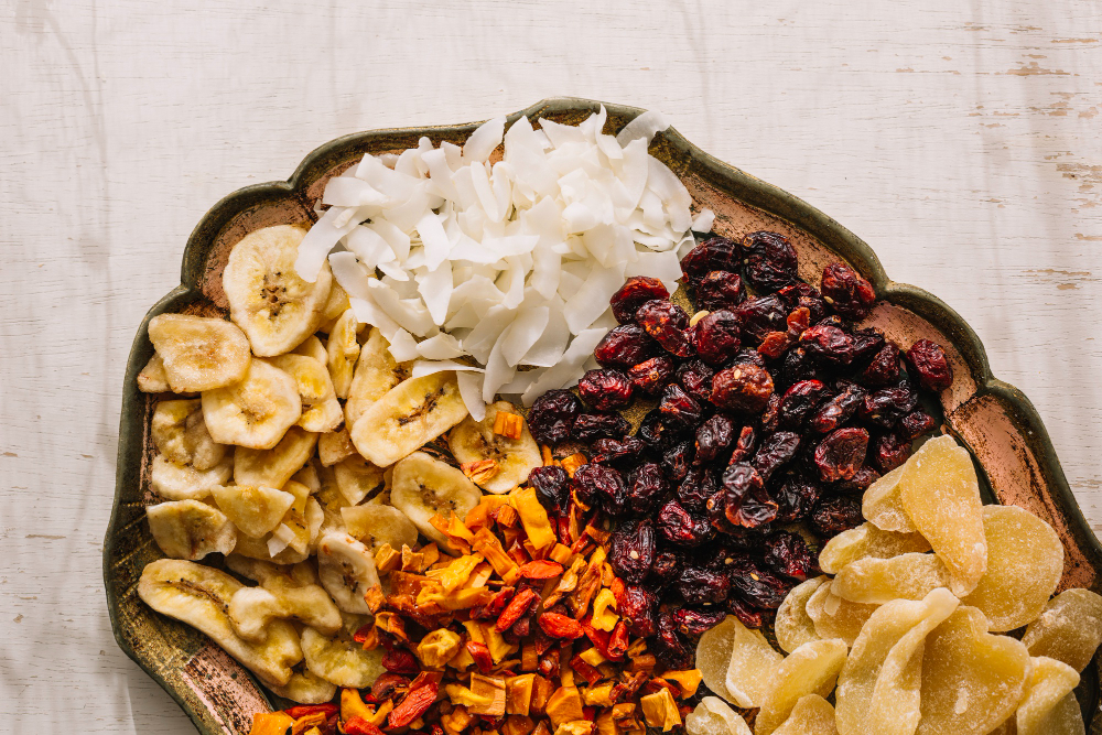 건바나나·건크랜베리 등 다양한 건과일 — 수분 제거로 칼륨이 농축되어 고칼륨혈증 환자에게 위험한 식품 Assorted dried fruits including banana chips and cranberries – dehydration concentrates potassium making dried fruits high risk for hyperkalemia