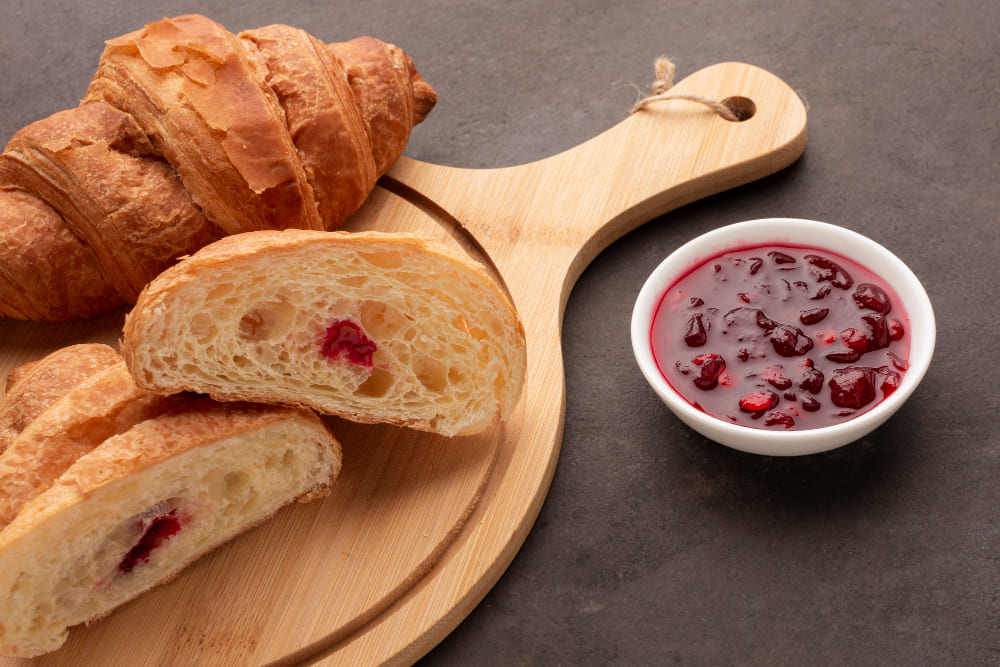 당뇨 전단계 주의 식품 — 정제 탄수화물 크루아상과 고당 잼으로 혈당을 빠르게 올리는 정제 탄수화물 빵류, 당뇨 전단계 식단 주의