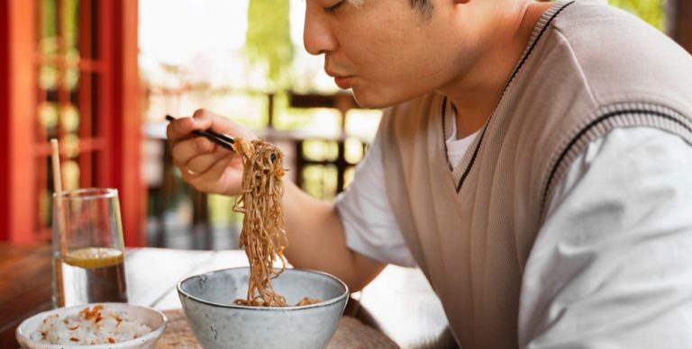 혼자 저녁 식사로 면을 먹는 중년남성, 정제 탄수화물 단독 섭취와 혼밥 패턴