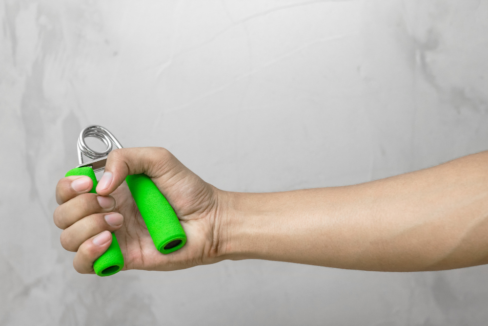 악력 측정기를 손으로 강하게 쥐고 있는 모습. 악력은 전신 근력의 간접 지표로 근감소 평가에 활용된다.