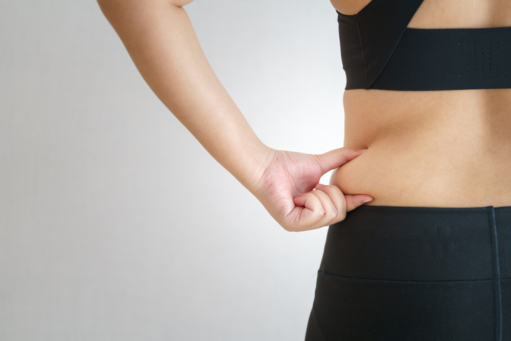 옆구리 복부 지방 잡는 여성 비만 주사제 처방 전 확인사항 woman pinching abdominal fat before obesity injection treatment tirzepatide