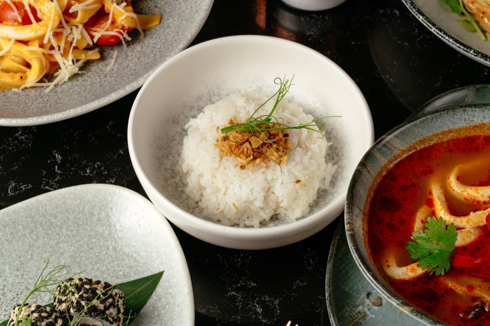 여러 반찬 없이 흰 쌀밥 단독으로 차려진 식사, 정제 탄수화물 위주의 식사 패턴과 혈당 스파이크의 연관성