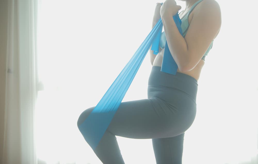 갱년기 여성 탄력밴드 저항성 운동 근감소증 예방 홈트 menopausal woman resistance band exercise home workout sarcopenia prevention