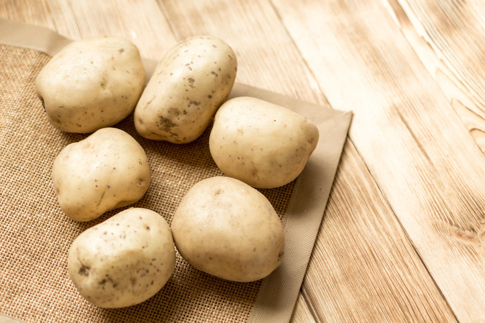 생감자 — 조리법에 따라 칼륨 함량이 달라지는 식품, 소조각 삶기 시 칼륨 50% 이상 감소 Raw potatoes on burlap – potassium content varies by cooking method, boiling small pieces reduces potassium by over 50% for hyperkalemia diet