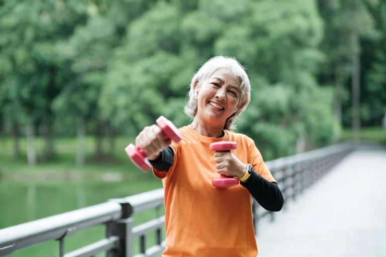 유산소 운동과 근육운동을 하는 여성 — 근력 운동 후 이어지는 유산소 운동, 당뇨 전단계 운동요법 병행 순서