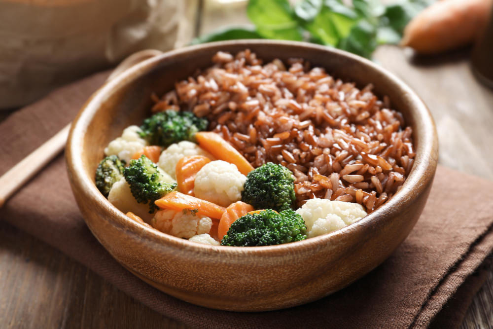 채식 단백질 식단 현미밥 채소 볼 갱년기 여성 균형 식사 plant-based protein meal brown rice vegetable bowl menopausal women balanced diet