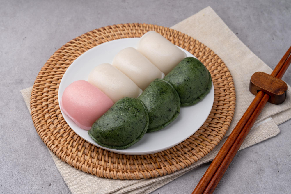 떡 주의 섹션 흰색·쑥색·분홍색 가래떡 — 혈당 지수가 높은 정제 탄수화물 식품, 당뇨 전단계 주의 식품