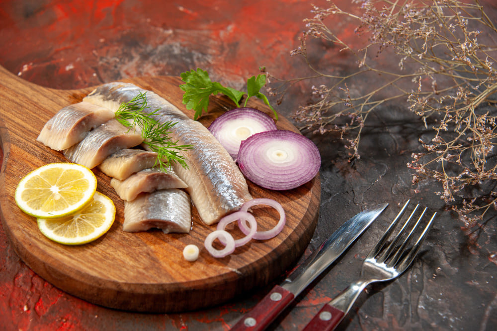 도마 위 생선과 양파 — 오메가-3와 알리신이 풍부한 수족냉증 혈관 건강 식품