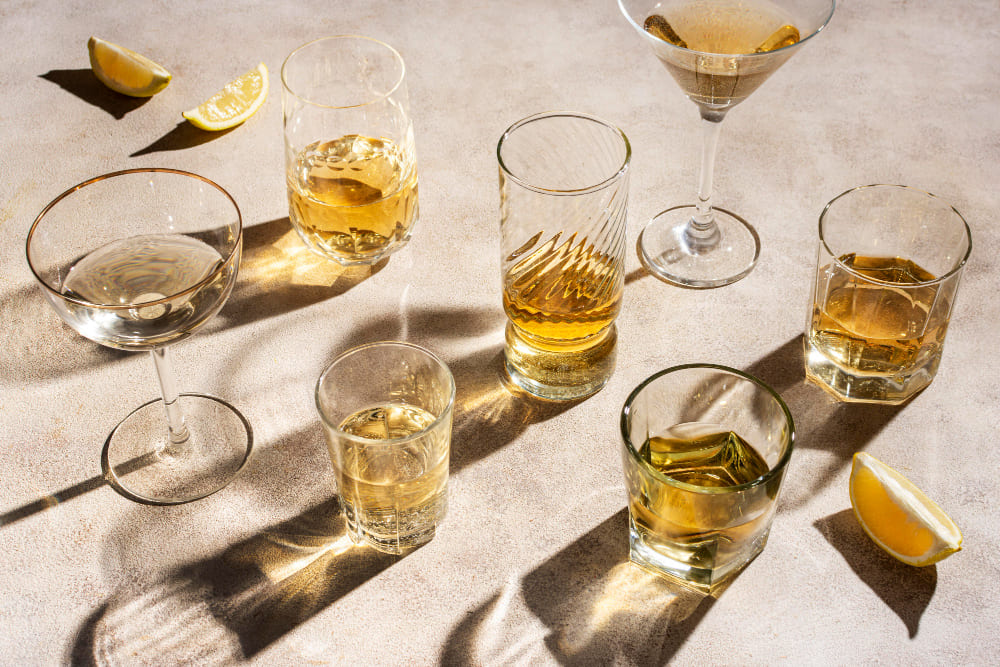 다양한 종류의 알코올 음료잔, 음주가 근육 단백질 합성을 억제하는 이유