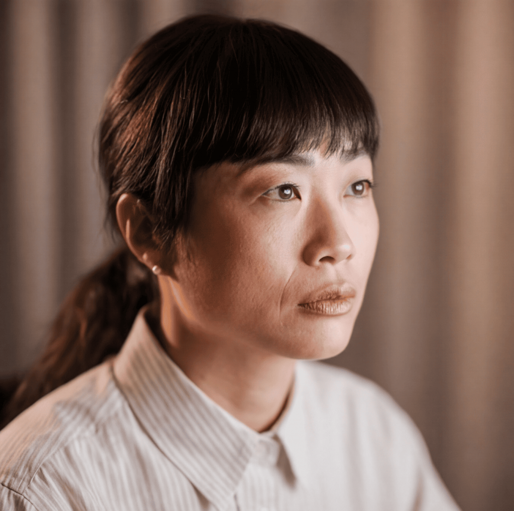 갱년기 증상을 호소하는 여성이미지